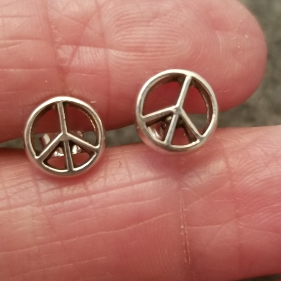 925 Sterling PEACE SIGN Stud Earrings>Great size, Non Tarnish, Peace Earrings - Picture 1 of 3
